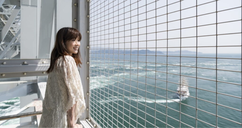 渦の道で景色を眺める女性