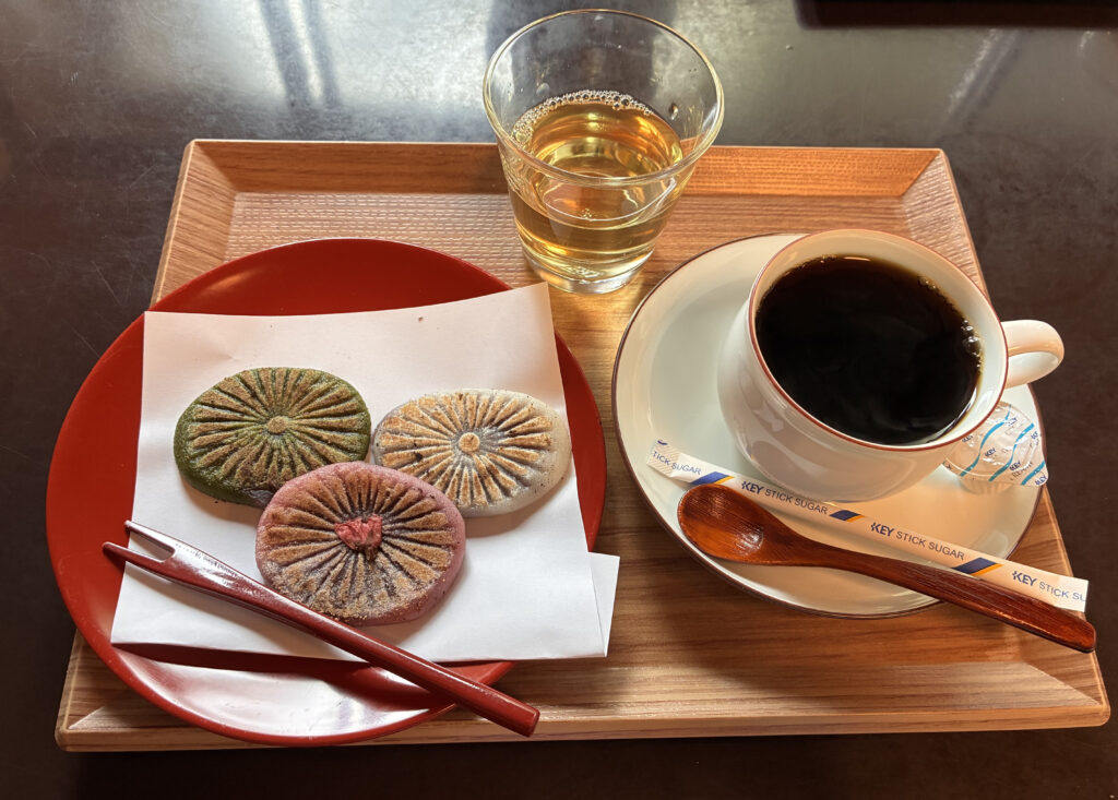 焼き餅とコーヒーのセット