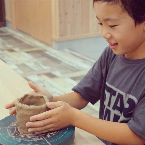 陶芸体験をする子供
