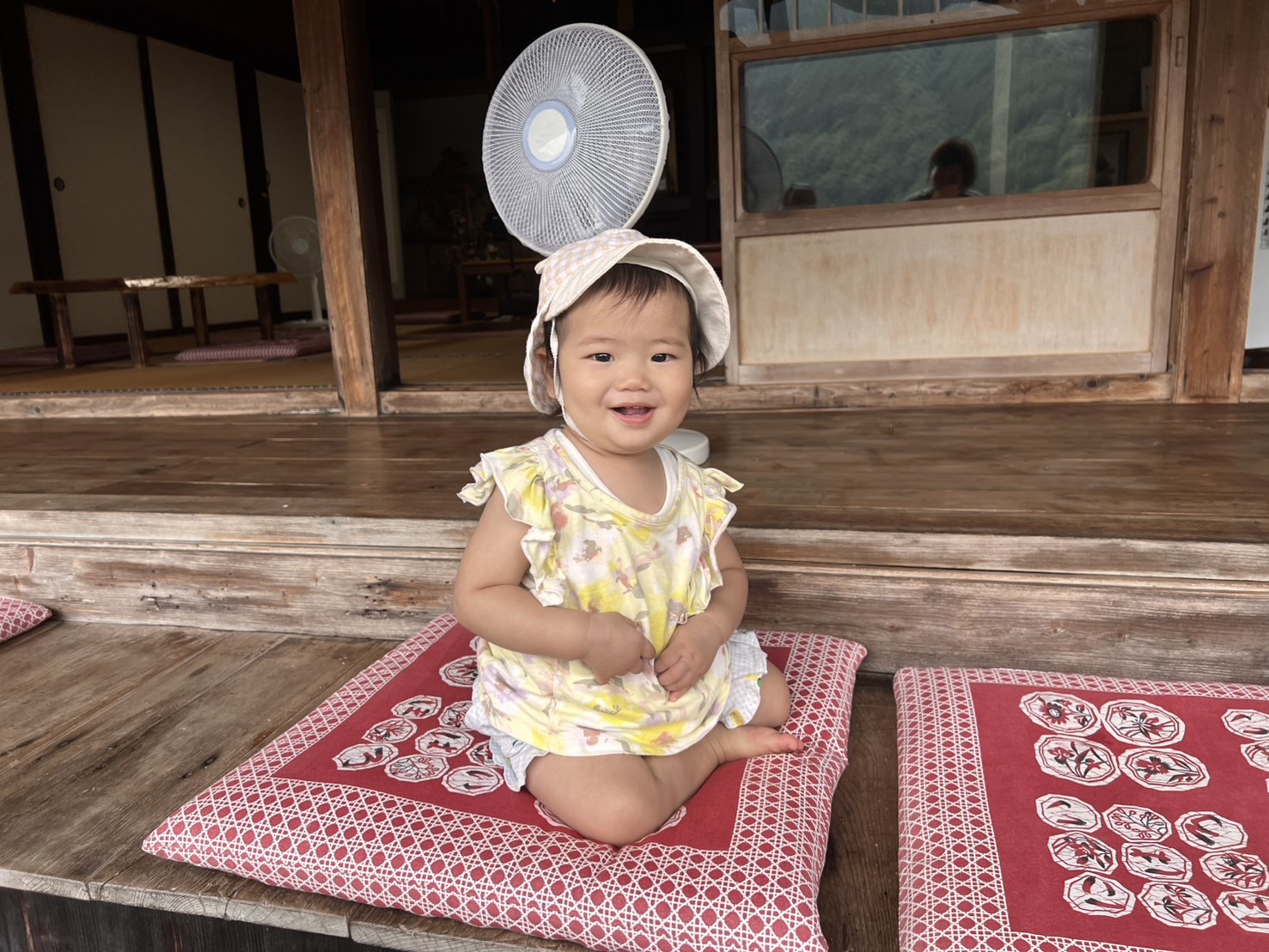 古民家カフェでくつろぐ子供